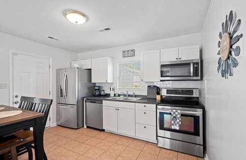 Charlotte House | Cozy 4BR Home Near Uptown -King Bed- Jacuzzi