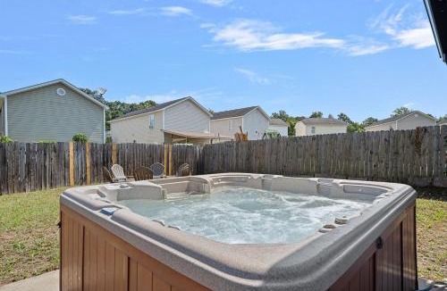 Charlotte House | Cozy 4BR Home Near Uptown -King Bed- Jacuzzi