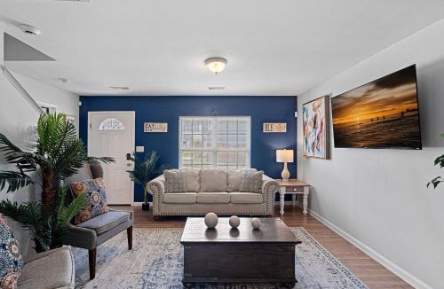 Charlotte House | Cozy 4BR Home Near Uptown -King Bed- Jacuzzi