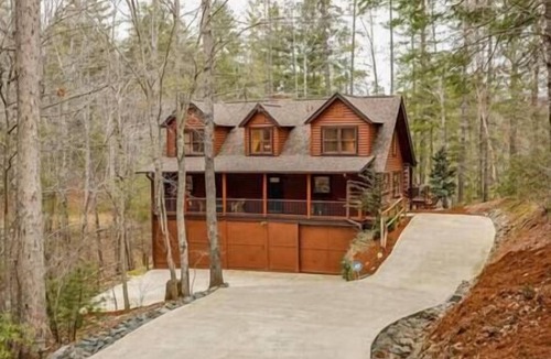 Mill Spring House | Cozy 5 bedroom cabin on Lake Adger with hot tub