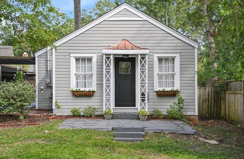 Montgomery House | Cozy and Clean - Best located Old Cloverdale 1BR
