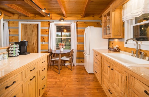 Deep Gap Cabin | Cozy and Romantic - Hot Tub - King Bed - Fireplace
