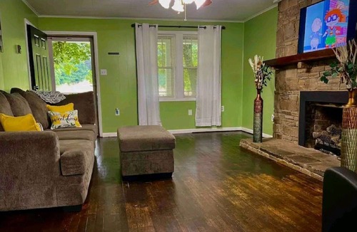 Qualla House | Cozy Antique Style Farmhouse in Cherokee