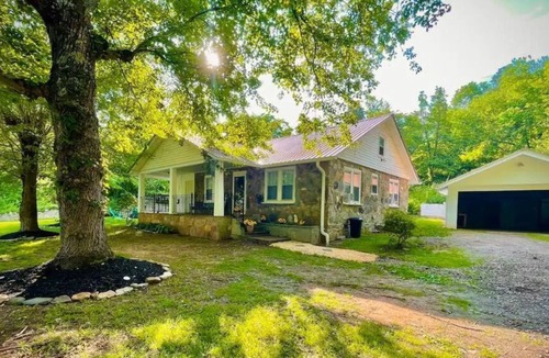 Qualla House | Cozy Antique Style Farmhouse in Cherokee