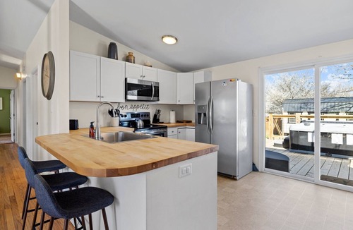 Oakley House | Cozy Asheville Home/Hot Tub/Fire Pit! Discount for week-long stays!