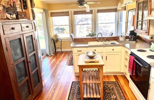 Weaverville Cabin | Cozy Backyard Log Cabin/Great Sunsets/10 min North of Asheville/easy access