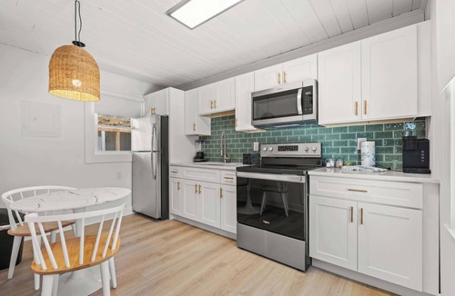 Ash House | Cozy Beachside Bungalow| Snow Birds welcome!