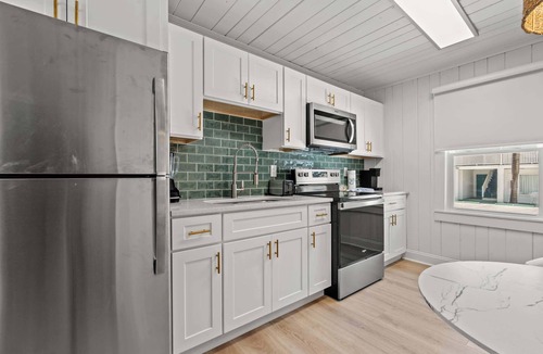 Ash House | Cozy Beachside Bungalow| Snow Birds welcome!