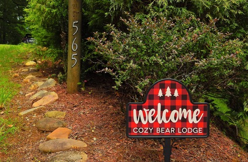 Qualla House | Cozy Bear Lodge on top of Casey's Mountain! - Great Location!