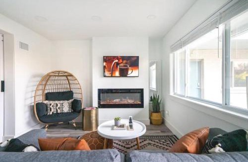 Melrose House | Cozy Bohemian Condo with Pool by Barcle