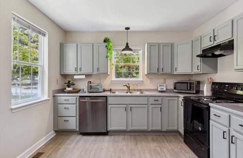 Goldsboro Cottage | Cozy Boho Cottage near DT & more. Fire pit with outdoor oasis 🪴 Family Friendly!