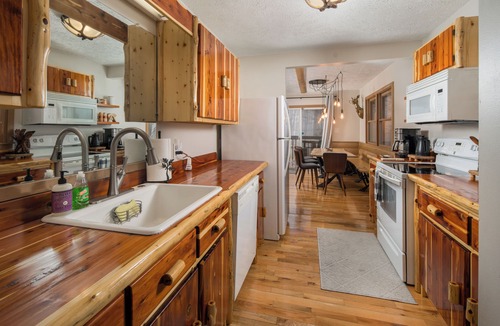 Boone Cabin | Cozy Boone Cabin, Fireplace, Views, 9 Min to Town