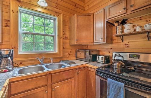 Boone Cabin | Cozy Boone Cabin w/Deck: Close to Downtown!