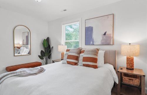 Durham House | Cozy Bull Cottage - Duke, Unc, Modern