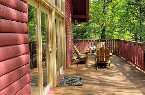 Burnsville Cabin | Cozy But Spacious Log Cabin at Mt. Mitchell Golf Course Community