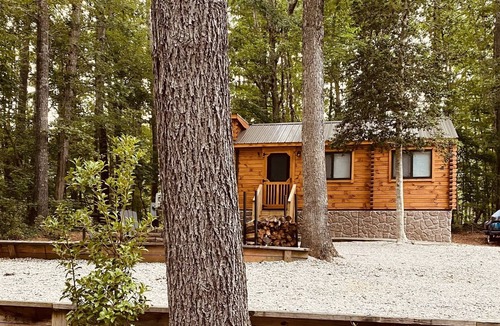 Louisburg Cabin | Cozy cabin by the lake