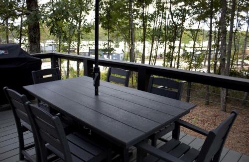 Tracy City House | Cozy Cabin Getaway with Lake Views and Grilling Area in Tennessee