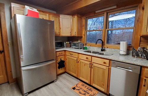 Vein Mountain Cabin | Cozy cabin in private gated community with Hot Tub!