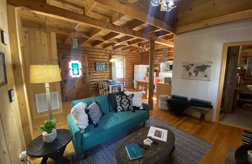 Stokes Cabin | Cozy cabin less than five minutes from park gates