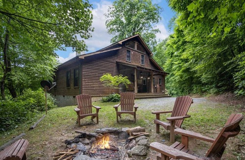 Apple Ridge Cabin | Cozy Cabin Nestled in Wooded Setting