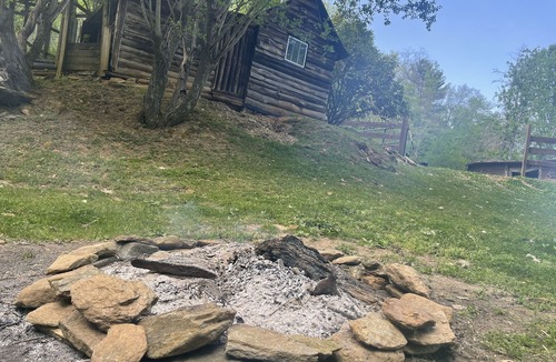 Green Mountain Cabin | Cozy Cabin: Peaceful Haven in the Heart of Nature