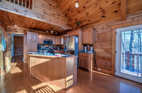 Waynesville Cabin | Cozy Cabin w/Game Room, Jetted Tub & Views | + Biltmore Pass Included