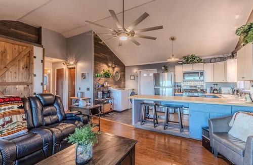 Franklin House | Cozy Cabin w/Wood-Burning Stove & a Million-Dollar View! No 4W Drive Needed!