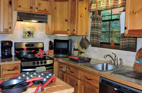 Robbinsville Cabin | Cozy cabin with Paved access, Carport & Fast Wi-Fi, available Oct 19-23