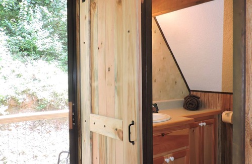 Robbinsville Cabin | Cozy cabin with Paved access, Carport & Fast Wi-Fi, available Oct 19-23