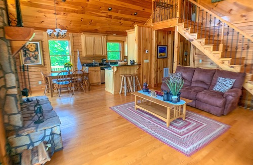 West Jefferson Cabin | Cozy Cabin with Wi-Fi & Views @ Over the River