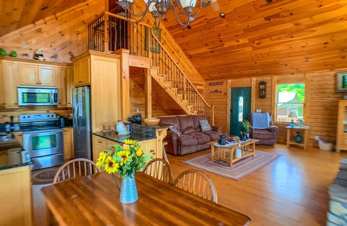 West Jefferson Cabin | Cozy Cabin with Wi-Fi & Views @ Over the River