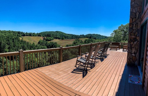 West Jefferson Cabin | Cozy Cabin with Wi-Fi & Views @ Over the River