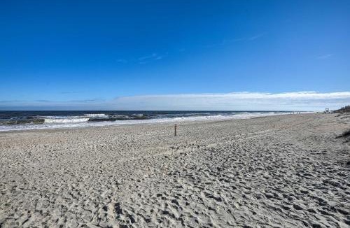 Carolina Beach House | Cozy Carolina Beach Condo w/Ocean Views!