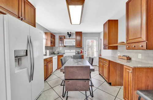 Lincoln Heights House | Cozy City Retreat! Spacious 6-bedroom house in marvelous Charlotte with WiFi, AC