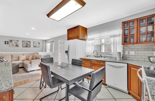 Lincoln Heights House | Cozy City Retreat! Spacious 6-bedroom house in marvelous Charlotte with WiFi, AC