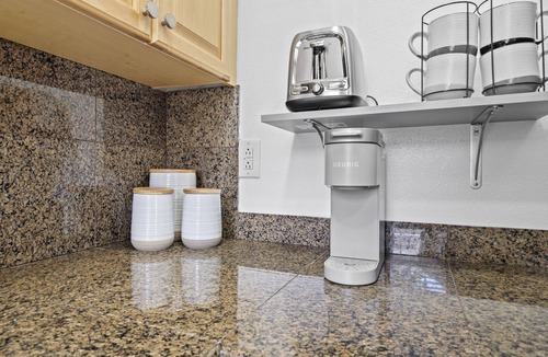 Cotswold Condo | Cozy Condo * Office* Near Luxury Mall & Uptown