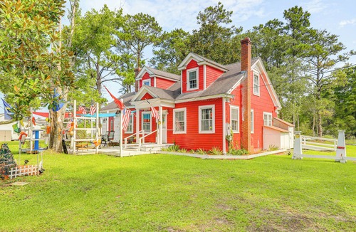 Beaufort Cottage | Cozy Cottage w/Deck, 9 Mi to Downtown Beaufort!