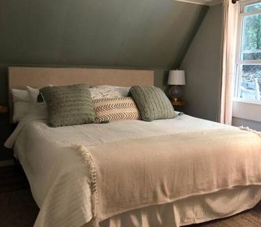 Highlands House | Cozy Cottage w Hot Tub, 5 min walk to Main St