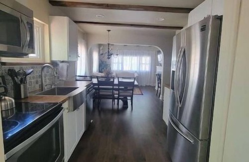 Hayes House | Cozy cottage with big backyard near downtown
