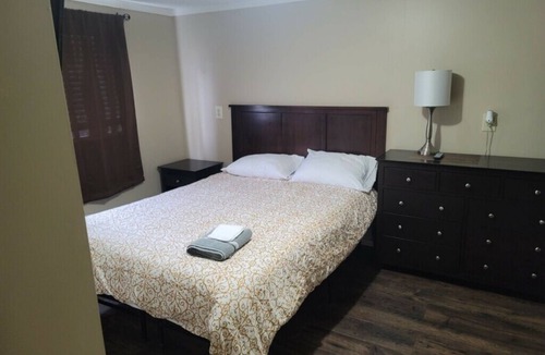 Jacksonville Hotel | Cozy Country side Hotel room for single traveler
