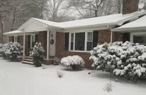 Reidsville House | Cozy Countryside Getaway with Fast Wifi/Hot Tub