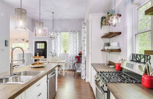Smithville House | Cozy Couple's Retreat w/Hot Tub in Smithville!