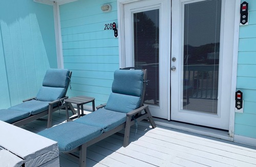 Sneads Ferry House | Cozy couples retreat, dog friendly, 1 block to ocean or sound