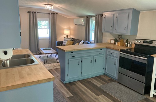 Barnardsville House | Cozy Creekside Guesthouse - 25min to Asheville