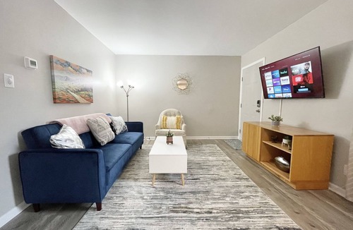 Forest Hills Apartment | ★Cozy Crib★ King Bed★ Long Term Stays ★ Duke ★