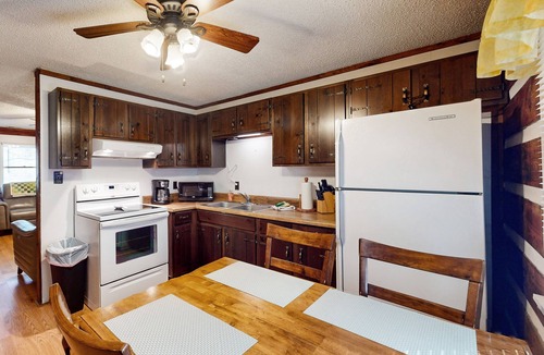 Qualla Cabin | Cozy Dog-Friendly Mountain Log Cabin w/Free WiFi, Easy Access & Covered Parking