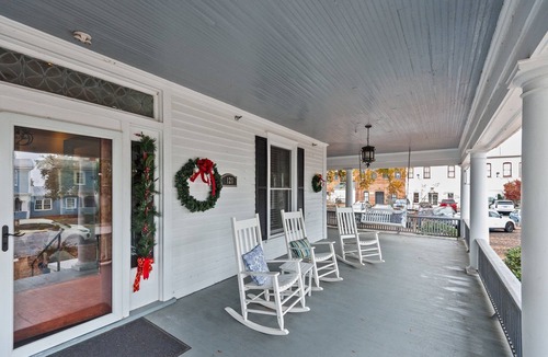 Washington Apartment | Cozy Downtown Washington Haven-Walk to Waterfront