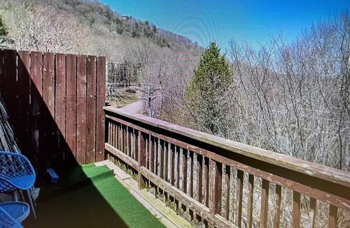 Beech Mountain Condo | Cozy Elk Hideaway - Walk to Ski Slopes!