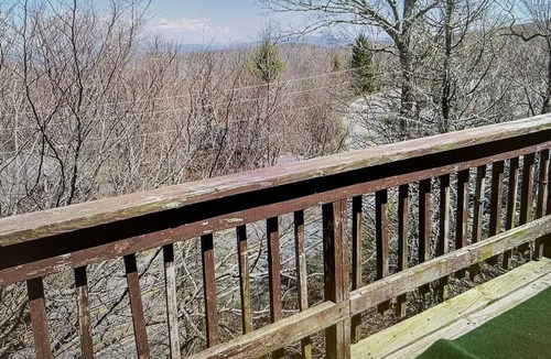 Beech Mountain Condo | Cozy Elk Hideaway - Walk to Ski Slopes!