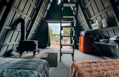 Carthage Cabin | Cozy Farm Stay with Memory Foam Beds, Fire Pit & Country Breakfast Near Nashville